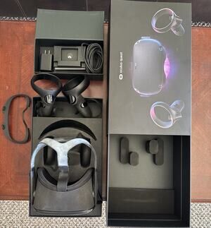 Oculus Quest Standalone VR Headset Black USB-C w/ Controllers & Accessories